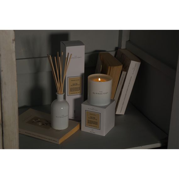 Свеча ароматическая The Olphactory, White Insignia, Musk Silhouette, 60 ч, Ambientair, изображение 3